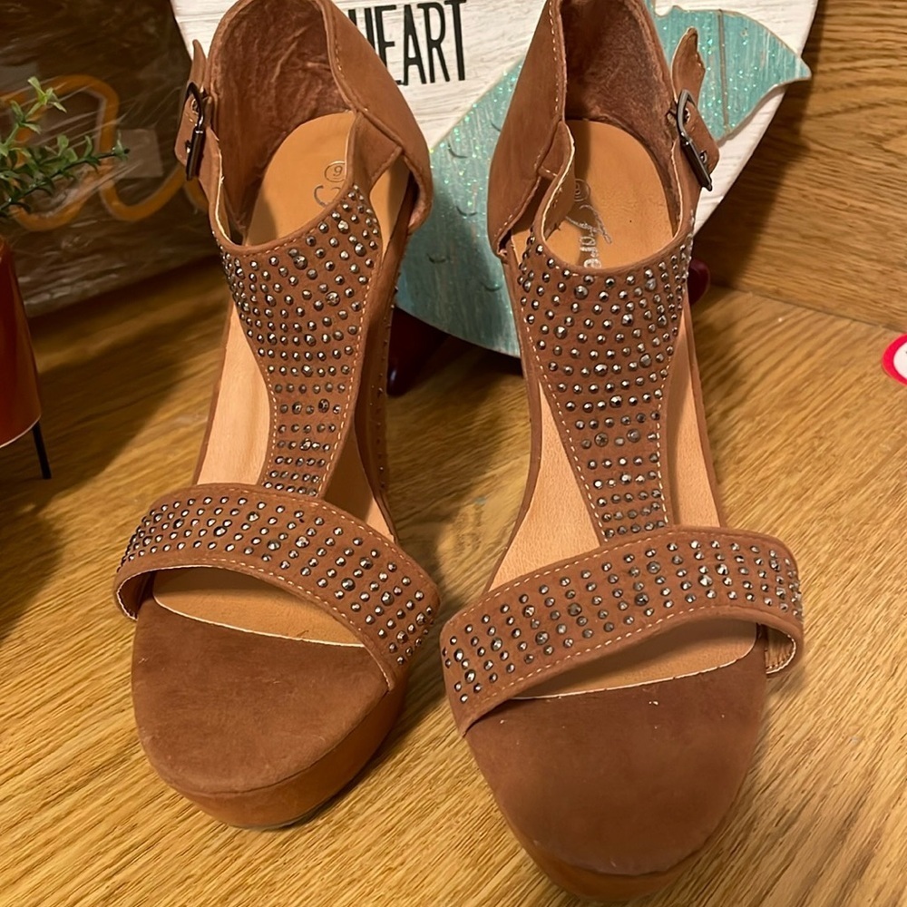 🤪🤪🤪BOGOHO 🤪🤪🤪Forever 21 Embellished Platform Heels - Picture 2 of 13